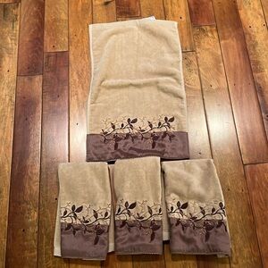 Croscill fingertip towels (4).